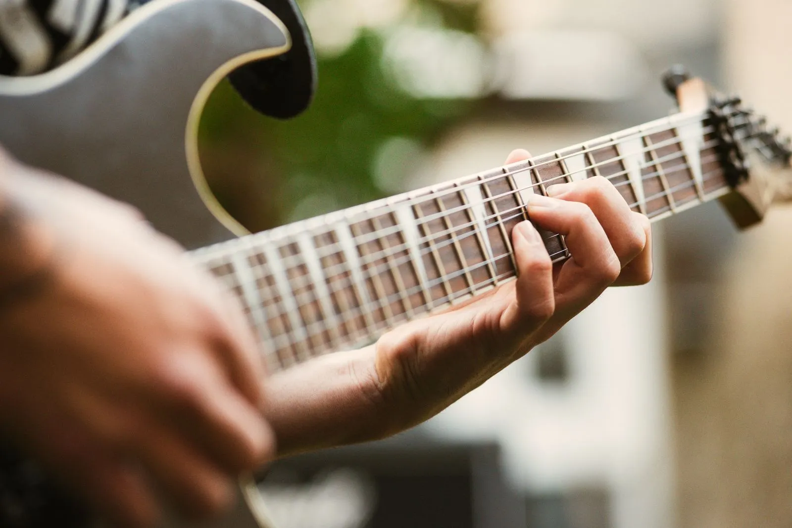 Fret Leveling or Fret Replacement: What’s the Difference?